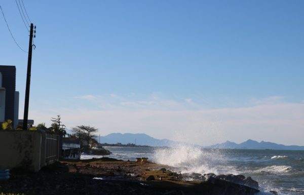 Forte ressaca causa prejuizos em Itapoa 10