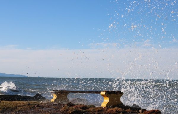 Forte ressaca causa prejuizos em Itapoa 12