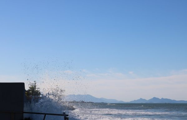 Forte ressaca causa prejuizos em Itapoa 13
