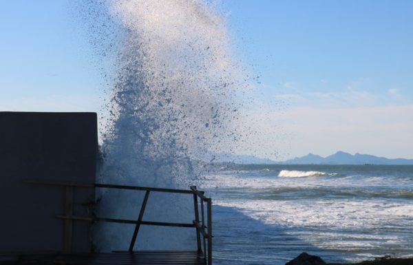 Forte ressaca causa prejuizos em Itapoa 15