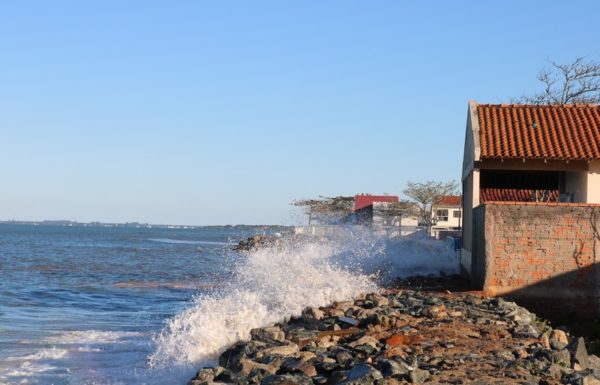 Forte ressaca causa prejuizos em Itapoa 19