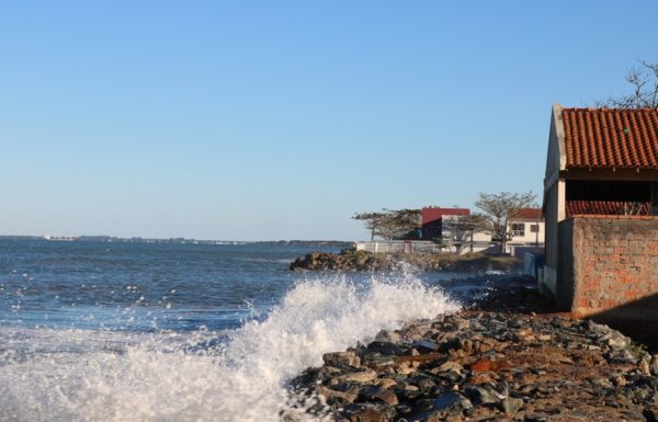 Forte ressaca causa prejuizos em Itapoa 20