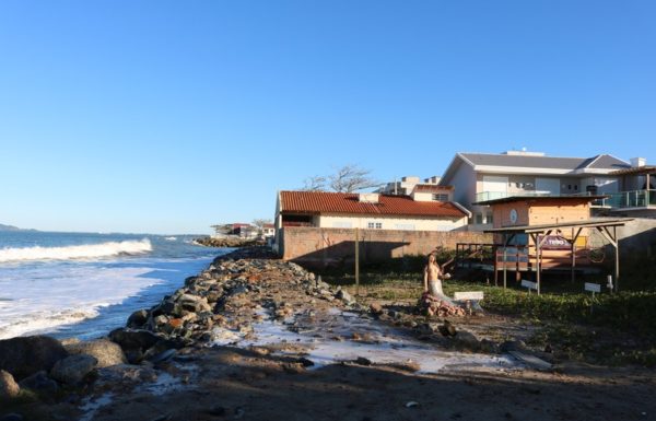 Forte ressaca causa prejuizos em Itapoa 21