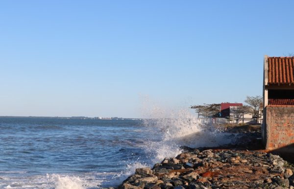 Forte ressaca causa prejuizos em Itapoa 22
