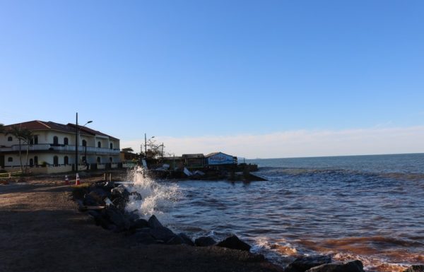 Forte ressaca causa prejuizos em Itapoa 26