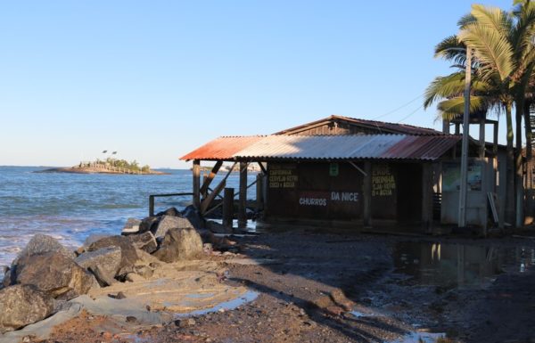 Forte ressaca causa prejuizos em Itapoa 27