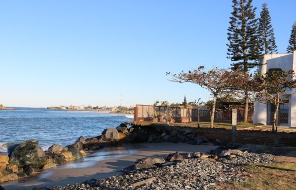 Forte ressaca causa prejuizos em Itapoa 30