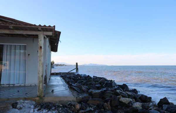 Forte ressaca causa prejuizos em Itapoa 32