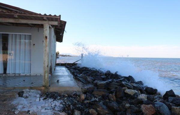 Forte ressaca causa prejuizos em Itapoa 33