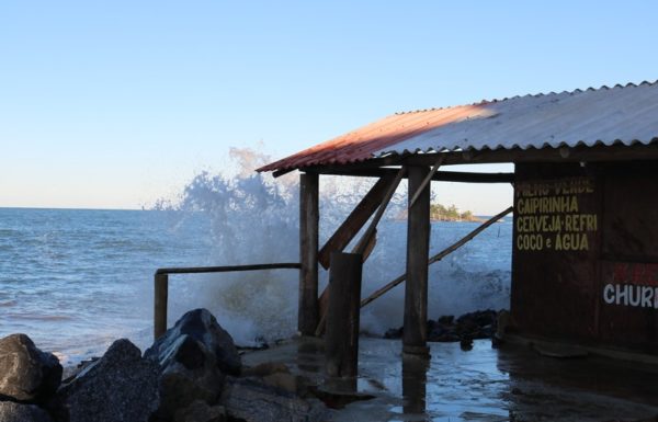 Forte ressaca causa prejuizos em Itapoa 35