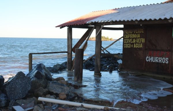 Forte ressaca causa prejuizos em Itapoa 36