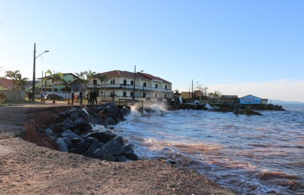 Forte ressaca causa prejuizos em Itapoa 37
