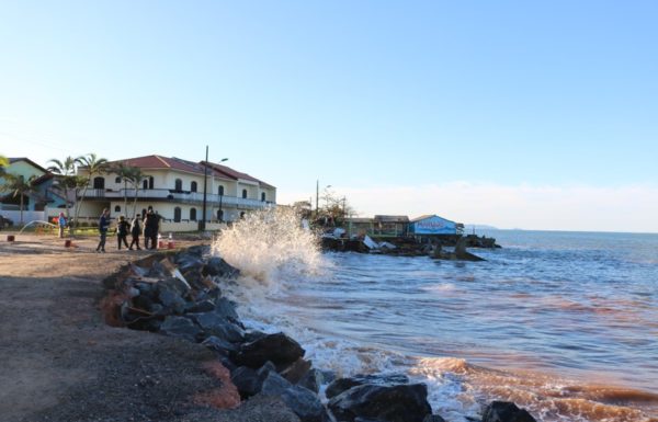 Forte ressaca causa prejuizos em Itapoa 38