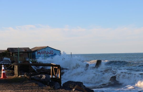 Forte ressaca causa prejuizos em Itapoa 39