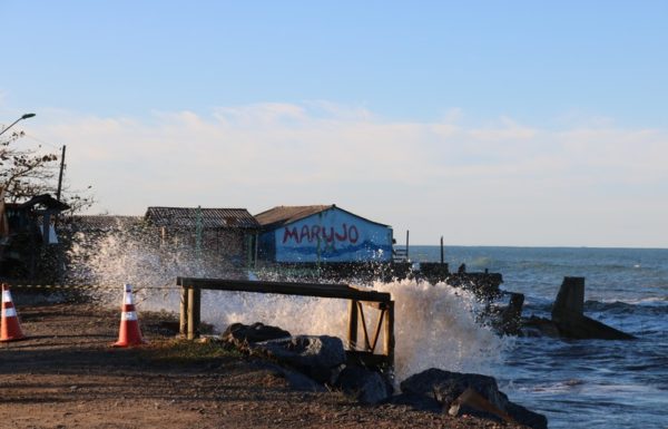 Forte ressaca causa prejuizos em Itapoa 40