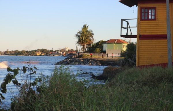 Forte ressaca causa prejuizos em Itapoa 48