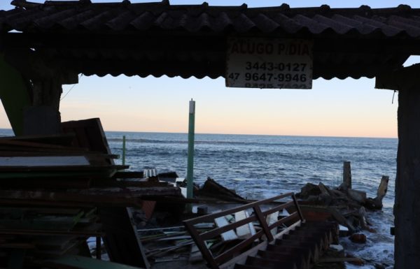 Forte ressaca causa prejuizos em Itapoa 54