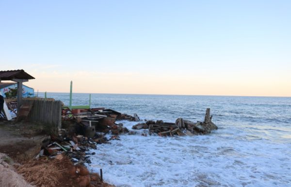 Forte ressaca causa prejuizos em Itapoa 55