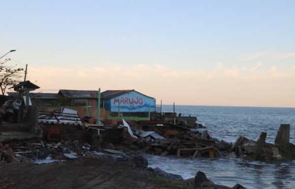 Forte ressaca causa prejuizos em Itapoa 56