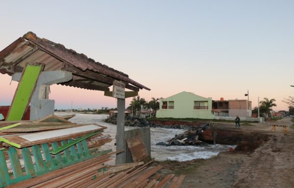 Forte ressaca causa prejuizos em Itapoa 57