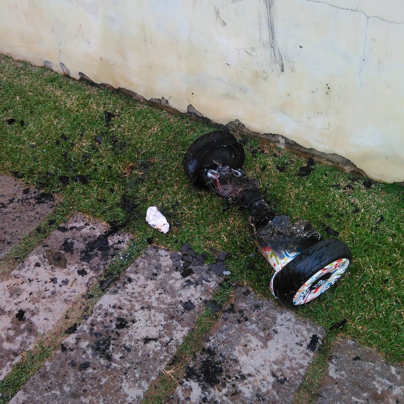 Homem combate principio de incendio causado por brinquedo ligado a energia para carregar 1