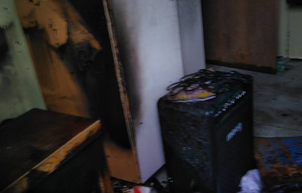 Homem combate principio de incendio causado por brinquedo ligado a energia para carregar 2