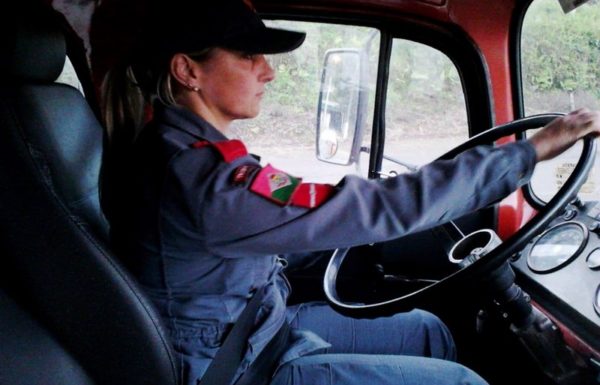 Mulheres se destacam no servico de bombeiros comunitarios de Itapoa 18