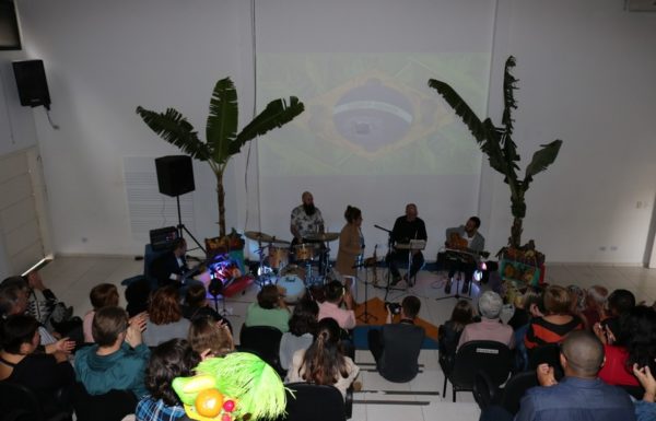 Quase 100 pessoas prestigiaram o Tributo a Carmen Miranda em Itapoa 07