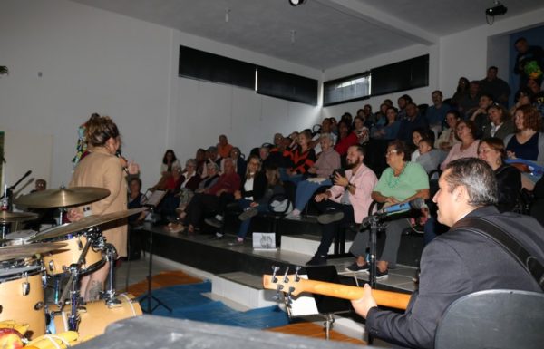 Quase 100 pessoas prestigiaram o Tributo a Carmen Miranda em Itapoa 12
