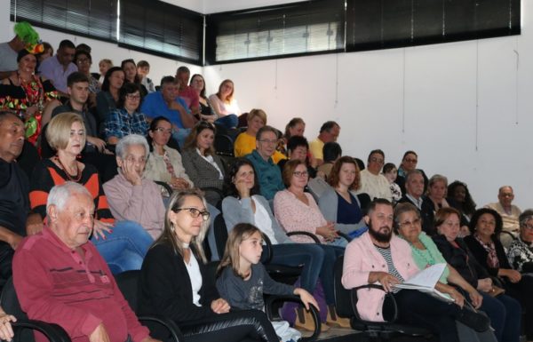 Quase 100 pessoas prestigiaram o Tributo a Carmen Miranda em Itapoa 14
