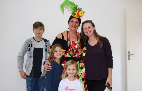 Quase 100 pessoas prestigiaram o Tributo a Carmen Miranda em Itapoa 25