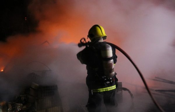 Casa completamente destruida pelo fogo no bairro Sao Jose, em Itapoa 2
