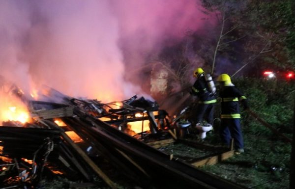 Casa completamente destruida pelo fogo no bairro Sao Jose, em Itapoa 3