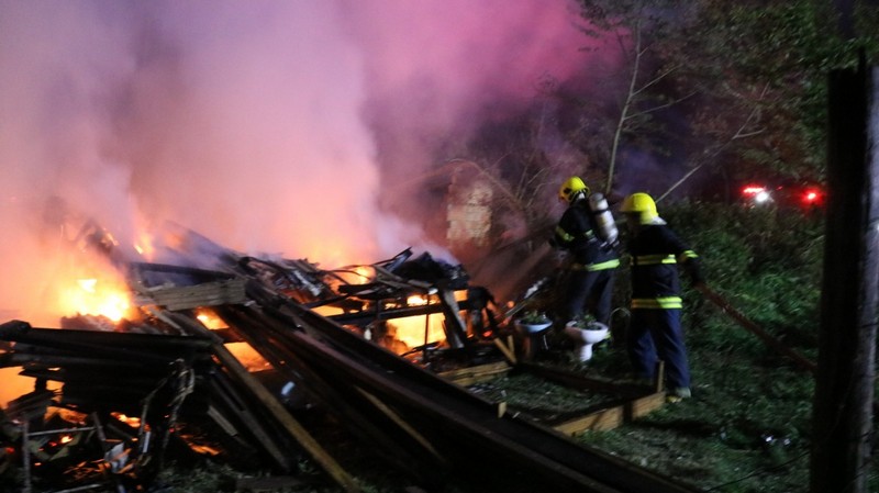 Casa completamente destruida pelo fogo no bairro Sao Jose, em Itapoa 3
