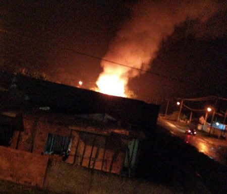 Casa completamente destruida pelo fogo no bairro Sao Jose, em Itapoa 4