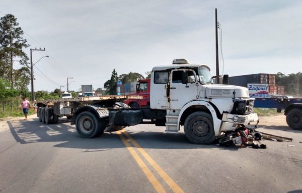 Acidente de transito entre motocicleta e caminhao na Estrada Jose Alves deixa um ferido 1