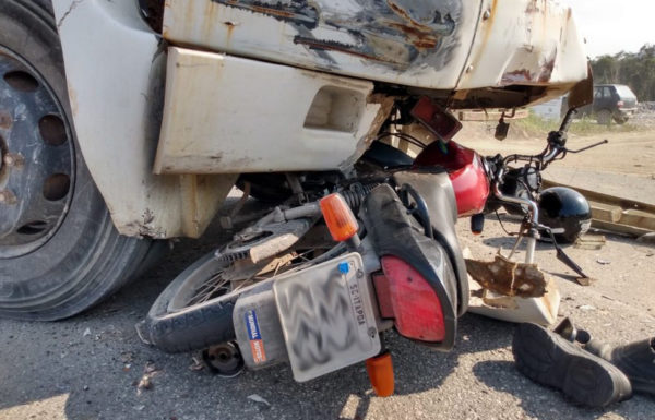 Acidente de transito entre motocicleta e caminhao na Estrada Jose Alves deixa um ferido 3