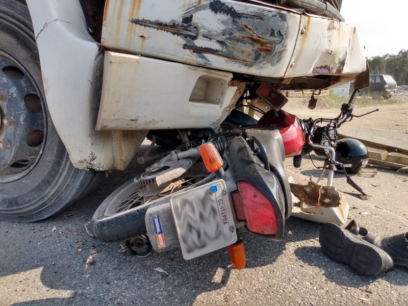 Acidente de transito entre motocicleta e caminhao na Estrada Jose Alves deixa um ferido 3