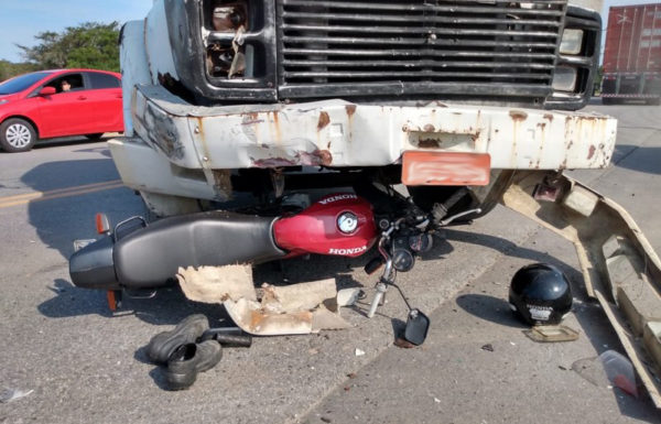 Acidente de transito entre motocicleta e caminhao na Estrada Jose Alves deixa um ferido 4