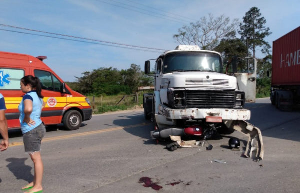 Acidente de transito entre motocicleta e caminhao na Estrada Jose Alves deixa um ferido 5