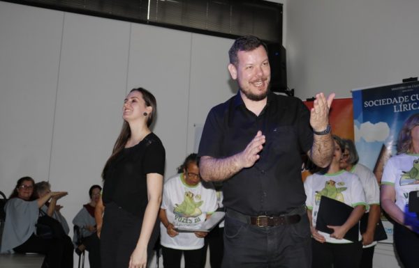 Coral da Lirica de Joinville e Vozes da Babitonga encantam o publico em Itapoa 02