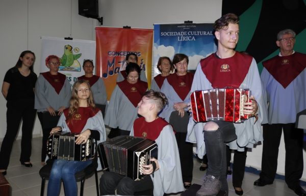 Coral da Lirica de Joinville e Vozes da Babitonga encantam o publico em Itapoa 08