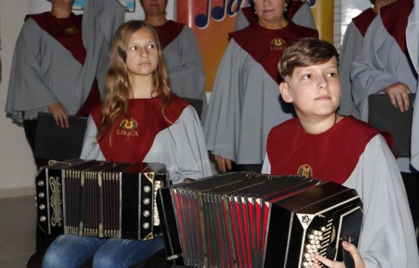 Coral da Lirica de Joinville e Vozes da Babitonga encantam o publico em Itapoa 10