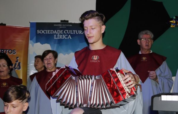 Coral da Lirica de Joinville e Vozes da Babitonga encantam o publico em Itapoa 11