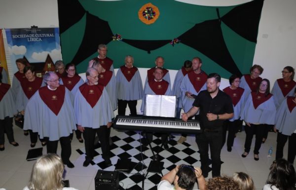 Coral da Lirica de Joinville e Vozes da Babitonga encantam o publico em Itapoa 12