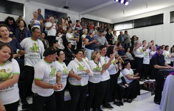 Coral da Lirica de Joinville e Vozes da Babitonga encantam o publico em Itapoa 13