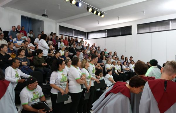 Coral da Lirica de Joinville e Vozes da Babitonga encantam o publico em Itapoa 18