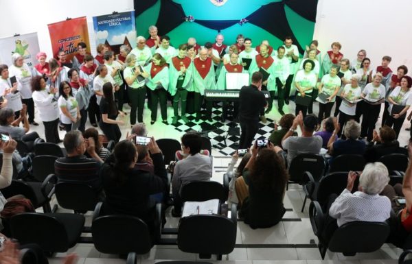 Coral da Lirica de Joinville e Vozes da Babitonga encantam o publico em Itapoa 20