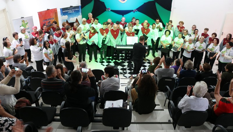 Coral da Lirica de Joinville e Vozes da Babitonga encantam o publico em Itapoa 20