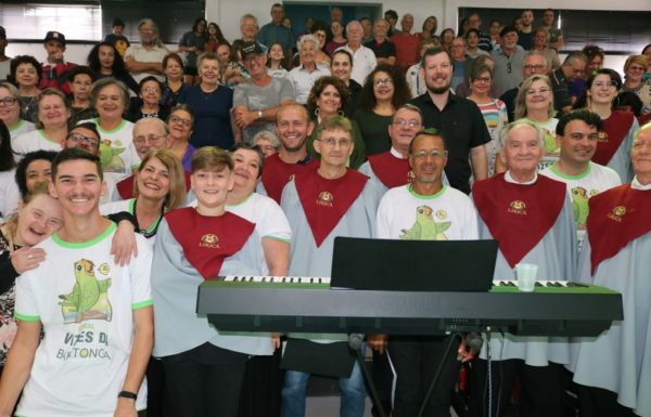 Coral da Lirica de Joinville e Vozes da Babitonga encantam o publico em Itapoa 24